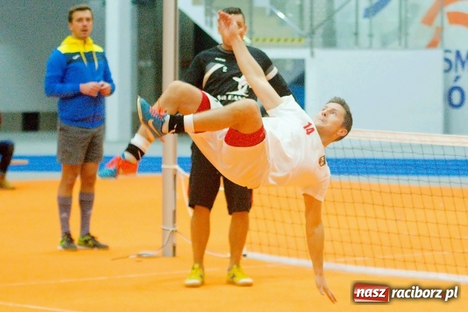 Zdjęcie w galerii na portalu naszraciborz.pl: Byli gracze Ekstraklasy wygrali turniej siatkonogi. Strażacy z Wodzisławia drudzy wiadomości z regionu