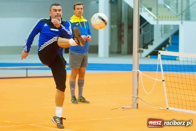 Zdjęcie w galerii na portalu naszraciborz.pl: Byli gracze Ekstraklasy wygrali turniej siatkonogi. Strażacy z Wodzisławia drudzy wiadomości z regionu