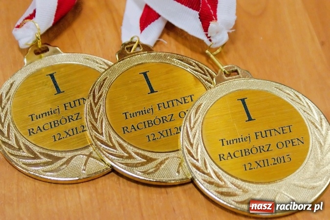 Zdjęcie w galerii na portalu naszraciborz.pl: Byli gracze Ekstraklasy wygrali turniej siatkonogi. Strażacy z Wodzisławia drudzy wiadomości z regionu