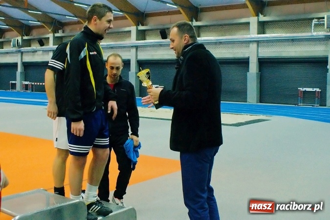 Zdjęcie w galerii na portalu naszraciborz.pl: Byli gracze Ekstraklasy wygrali turniej siatkonogi. Strażacy z Wodzisławia drudzy wiadomości z regionu