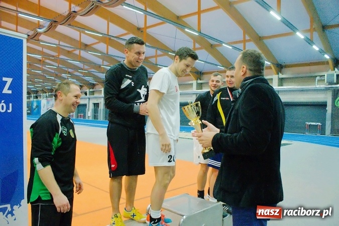 Zdjęcie w galerii na portalu naszraciborz.pl: Byli gracze Ekstraklasy wygrali turniej siatkonogi. Strażacy z Wodzisławia drudzy wiadomości z regionu