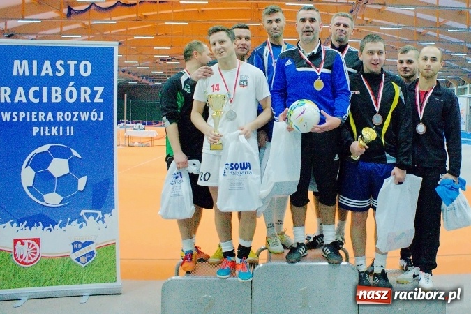 Zdjęcie w galerii na portalu naszraciborz.pl: Byli gracze Ekstraklasy wygrali turniej siatkonogi. Strażacy z Wodzisławia drudzy wiadomości z regionu