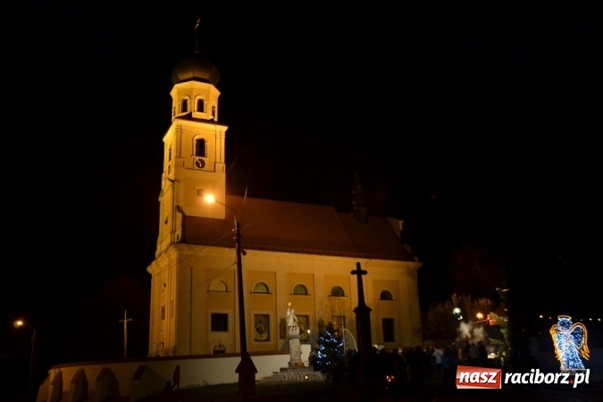Zdjęcie w galerii na portalu naszraciborz.pl: Tworków: Weihnachtsmarkt z kolorowymi fajerwerkami wiadomości z regionu