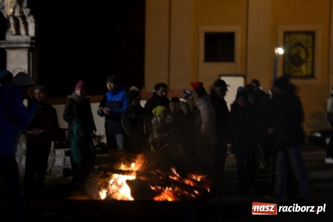 Zdjęcie w galerii na portalu naszraciborz.pl: Tworków: Weihnachtsmarkt z kolorowymi fajerwerkami wiadomości z regionu