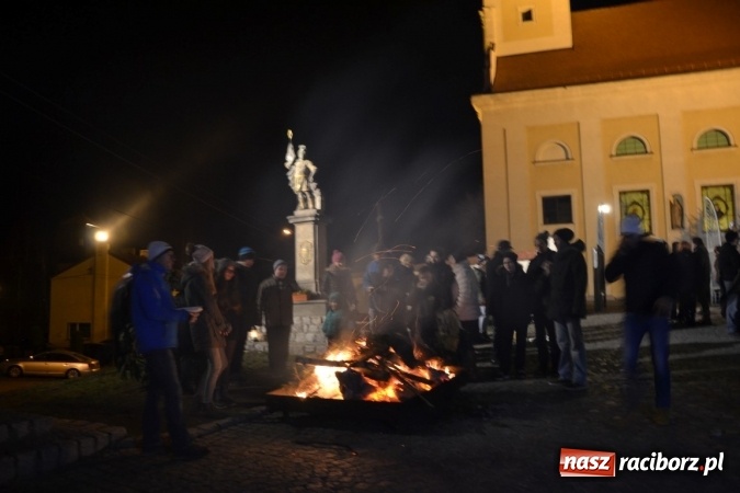 Zdjęcie w galerii na portalu naszraciborz.pl: Tworków: Weihnachtsmarkt z kolorowymi fajerwerkami wiadomości z regionu