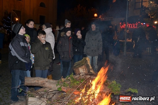 Zdjęcie w galerii na portalu naszraciborz.pl: Tworków: Weihnachtsmarkt z kolorowymi fajerwerkami wiadomości z regionu
