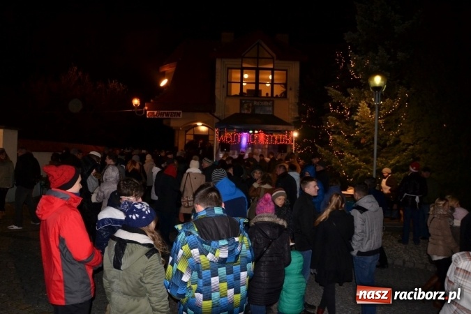 Zdjęcie w galerii na portalu naszraciborz.pl: Tworków: Weihnachtsmarkt z kolorowymi fajerwerkami wiadomości z regionu