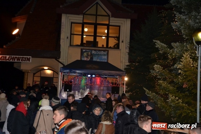 Zdjęcie w galerii na portalu naszraciborz.pl: Tworków: Weihnachtsmarkt z kolorowymi fajerwerkami wiadomości z regionu