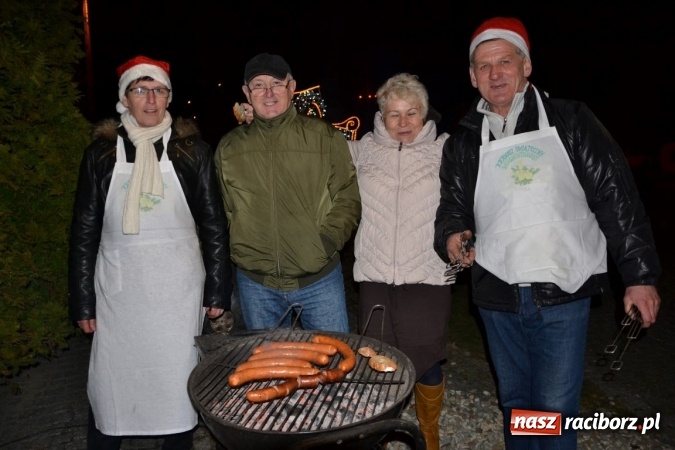 Zdjęcie w galerii na portalu naszraciborz.pl: Tworków: Weihnachtsmarkt z kolorowymi fajerwerkami wiadomości z regionu