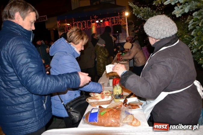 Zdjęcie w galerii na portalu naszraciborz.pl: Tworków: Weihnachtsmarkt z kolorowymi fajerwerkami wiadomości z regionu
