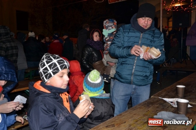 Zdjęcie w galerii na portalu naszraciborz.pl: Tworków: Weihnachtsmarkt z kolorowymi fajerwerkami wiadomości z regionu