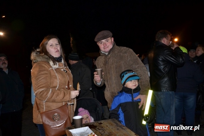 Zdjęcie w galerii na portalu naszraciborz.pl: Tworków: Weihnachtsmarkt z kolorowymi fajerwerkami wiadomości z regionu