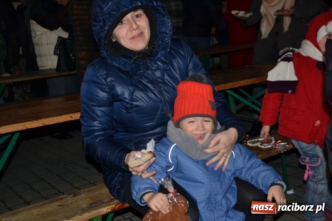 Zdjęcie w galerii na portalu naszraciborz.pl: Tworków: Weihnachtsmarkt z kolorowymi fajerwerkami wiadomości z regionu