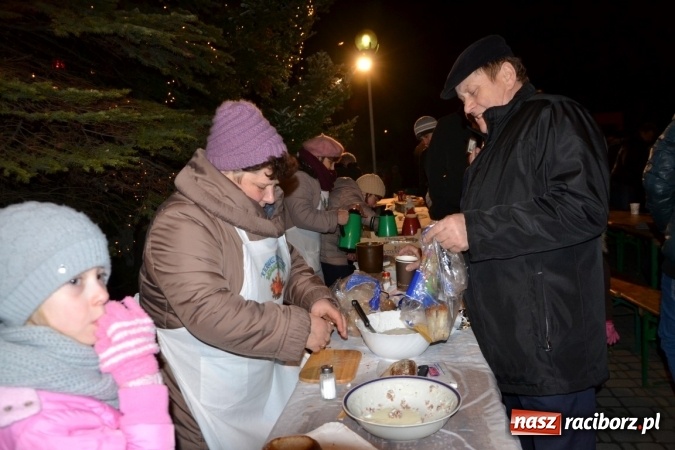 Zdjęcie w galerii na portalu naszraciborz.pl: Tworków: Weihnachtsmarkt z kolorowymi fajerwerkami wiadomości z regionu