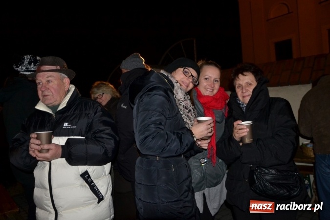 Zdjęcie w galerii na portalu naszraciborz.pl: Tworków: Weihnachtsmarkt z kolorowymi fajerwerkami wiadomości z regionu