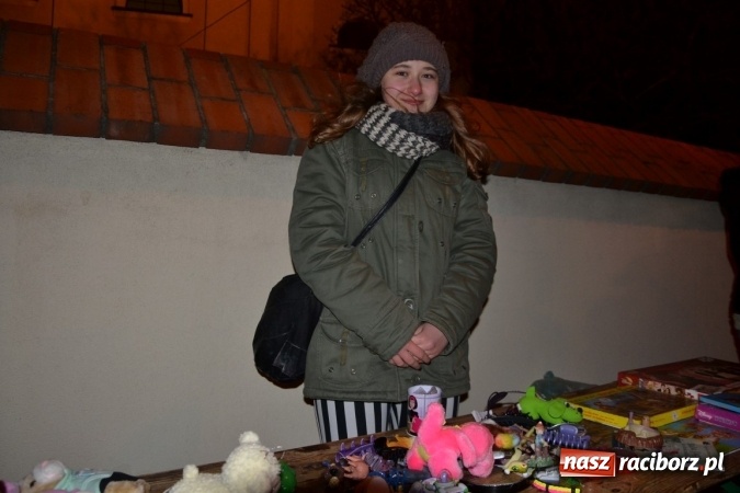 Zdjęcie w galerii na portalu naszraciborz.pl: Tworków: Weihnachtsmarkt z kolorowymi fajerwerkami wiadomości z regionu