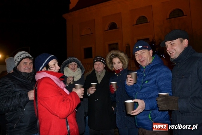 Zdjęcie w galerii na portalu naszraciborz.pl: Tworków: Weihnachtsmarkt z kolorowymi fajerwerkami wiadomości z regionu