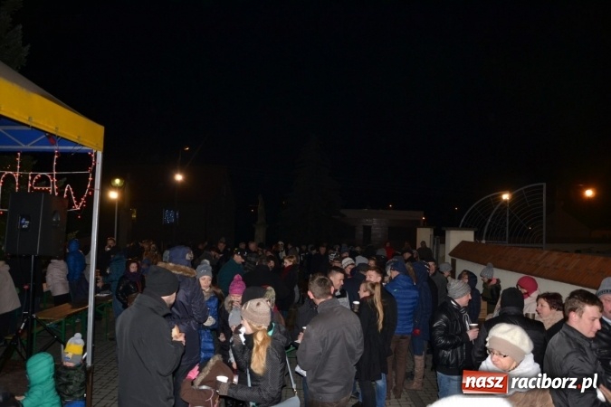 Zdjęcie w galerii na portalu naszraciborz.pl: Tworków: Weihnachtsmarkt z kolorowymi fajerwerkami wiadomości z regionu