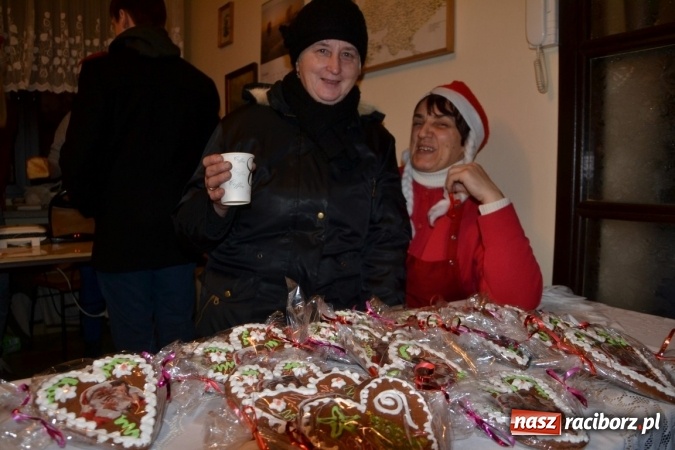Zdjęcie w galerii na portalu naszraciborz.pl: Tworków: Weihnachtsmarkt z kolorowymi fajerwerkami wiadomości z regionu