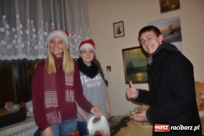 Zdjęcie w galerii na portalu naszraciborz.pl: Tworków: Weihnachtsmarkt z kolorowymi fajerwerkami wiadomości z regionu