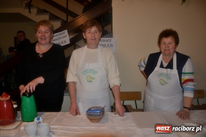 Zdjęcie w galerii na portalu naszraciborz.pl: Tworków: Weihnachtsmarkt z kolorowymi fajerwerkami wiadomości z regionu