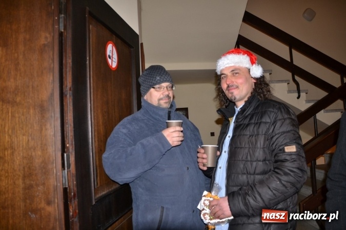 Zdjęcie w galerii na portalu naszraciborz.pl: Tworków: Weihnachtsmarkt z kolorowymi fajerwerkami wiadomości z regionu