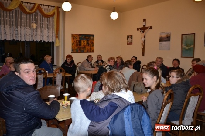 Zdjęcie w galerii na portalu naszraciborz.pl: Tworków: Weihnachtsmarkt z kolorowymi fajerwerkami wiadomości z regionu