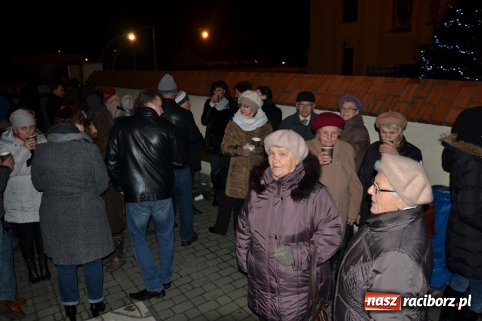Zdjęcie w galerii na portalu naszraciborz.pl: Tworków: Weihnachtsmarkt z kolorowymi fajerwerkami wiadomości z regionu