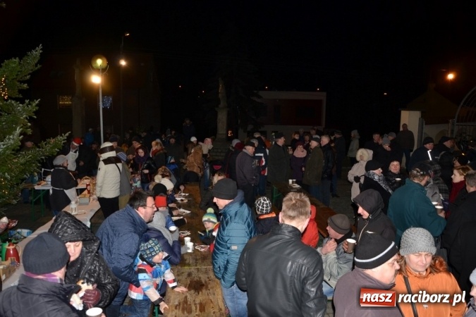 Zdjęcie w galerii na portalu naszraciborz.pl: Tworków: Weihnachtsmarkt z kolorowymi fajerwerkami wiadomości z regionu