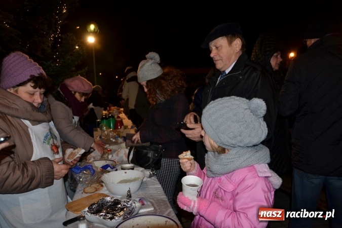 Zdjęcie w galerii na portalu naszraciborz.pl: Tworków: Weihnachtsmarkt z kolorowymi fajerwerkami wiadomości z regionu