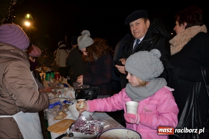 Zdjęcie w galerii na portalu naszraciborz.pl: Tworków: Weihnachtsmarkt z kolorowymi fajerwerkami wiadomości z regionu