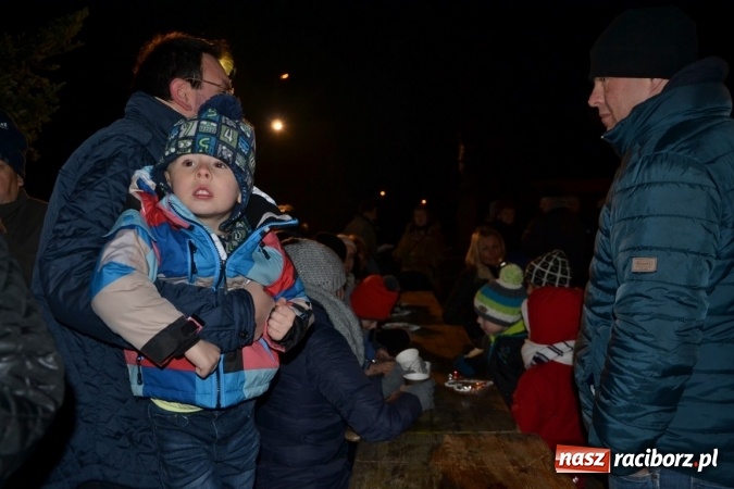 Zdjęcie w galerii na portalu naszraciborz.pl: Tworków: Weihnachtsmarkt z kolorowymi fajerwerkami wiadomości z regionu