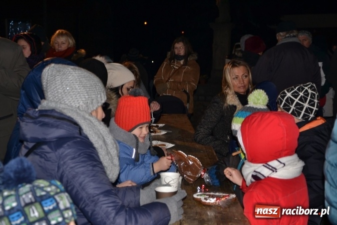 Zdjęcie w galerii na portalu naszraciborz.pl: Tworków: Weihnachtsmarkt z kolorowymi fajerwerkami wiadomości z regionu