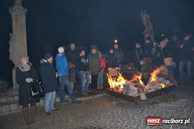Zdjęcie w galerii na portalu naszraciborz.pl: Tworków: Weihnachtsmarkt z kolorowymi fajerwerkami wiadomości z regionu