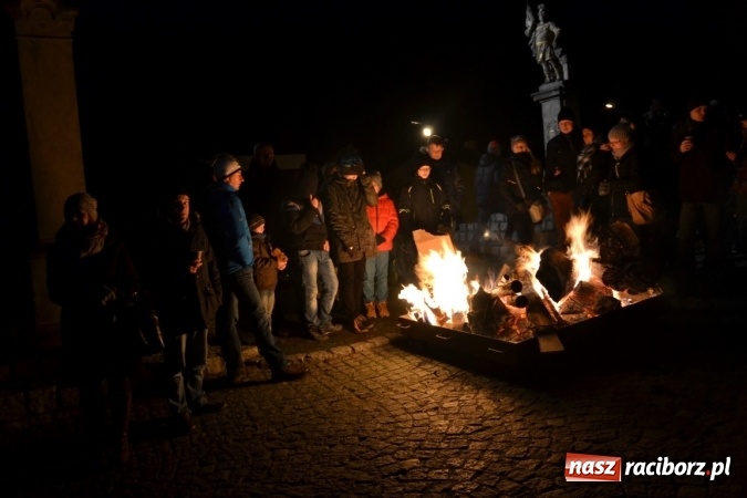 Zdjęcie w galerii na portalu naszraciborz.pl: Tworków: Weihnachtsmarkt z kolorowymi fajerwerkami wiadomości z regionu