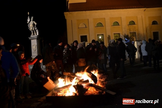 Zdjęcie w galerii na portalu naszraciborz.pl: Tworków: Weihnachtsmarkt z kolorowymi fajerwerkami wiadomości z regionu