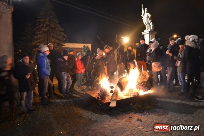 Zdjęcie w galerii na portalu naszraciborz.pl: Tworków: Weihnachtsmarkt z kolorowymi fajerwerkami wiadomości z regionu