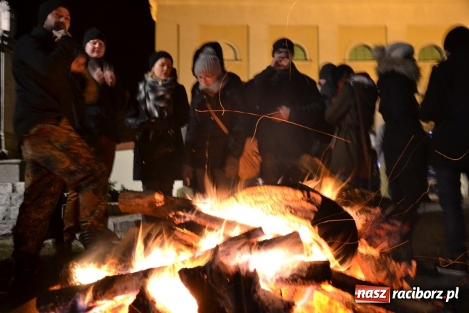 Zdjęcie w galerii na portalu naszraciborz.pl: Tworków: Weihnachtsmarkt z kolorowymi fajerwerkami wiadomości z regionu
