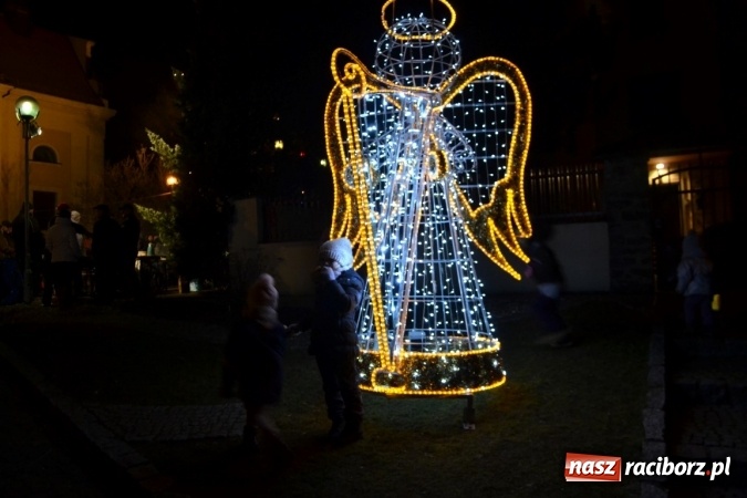 Zdjęcie w galerii na portalu naszraciborz.pl: Tworków: Weihnachtsmarkt z kolorowymi fajerwerkami wiadomości z regionu