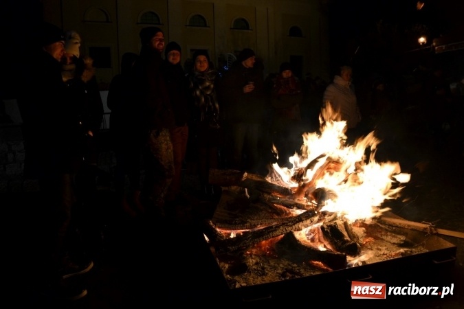 Zdjęcie w galerii na portalu naszraciborz.pl: Tworków: Weihnachtsmarkt z kolorowymi fajerwerkami wiadomości z regionu
