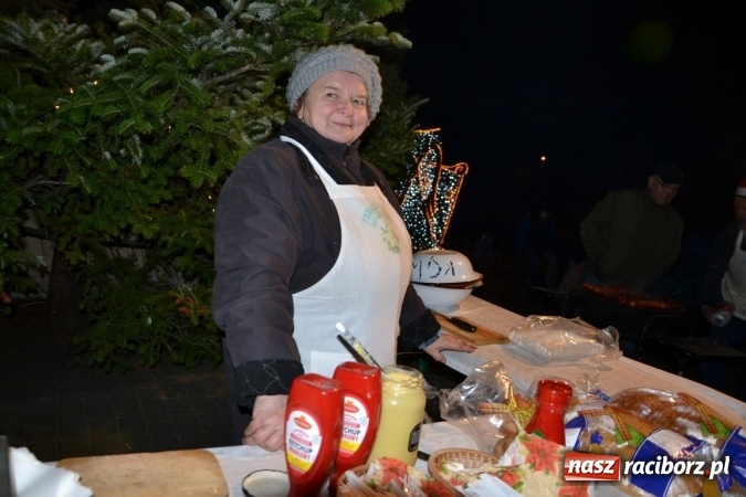 Zdjęcie w galerii na portalu naszraciborz.pl: Tworków: Weihnachtsmarkt z kolorowymi fajerwerkami wiadomości z regionu