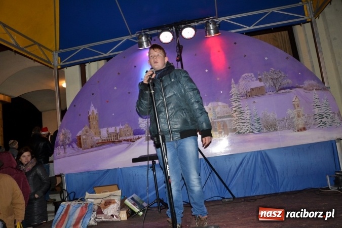 Zdjęcie w galerii na portalu naszraciborz.pl: Tworków: Weihnachtsmarkt z kolorowymi fajerwerkami wiadomości z regionu