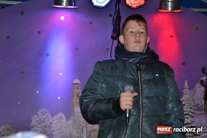 Zdjęcie w galerii na portalu naszraciborz.pl: Tworków: Weihnachtsmarkt z kolorowymi fajerwerkami wiadomości z regionu
