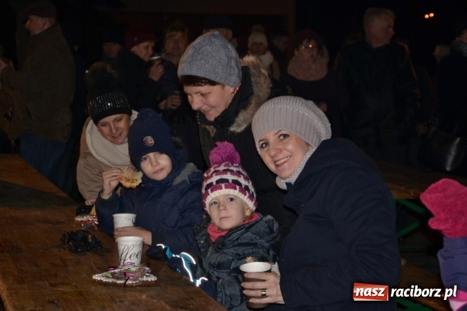 Zdjęcie w galerii na portalu naszraciborz.pl: Tworków: Weihnachtsmarkt z kolorowymi fajerwerkami wiadomości z regionu