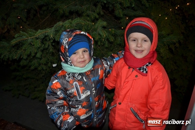 Zdjęcie w galerii na portalu naszraciborz.pl: Tworków: Weihnachtsmarkt z kolorowymi fajerwerkami wiadomości z regionu