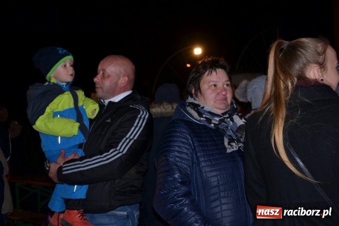 Zdjęcie w galerii na portalu naszraciborz.pl: Tworków: Weihnachtsmarkt z kolorowymi fajerwerkami wiadomości z regionu