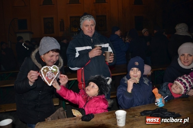 Zdjęcie w galerii na portalu naszraciborz.pl: Tworków: Weihnachtsmarkt z kolorowymi fajerwerkami wiadomości z regionu