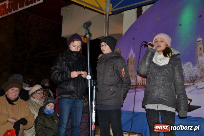 Zdjęcie w galerii na portalu naszraciborz.pl: Tworków: Weihnachtsmarkt z kolorowymi fajerwerkami wiadomości z regionu