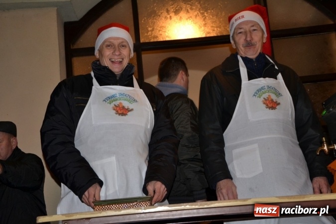 Zdjęcie w galerii na portalu naszraciborz.pl: Tworków: Weihnachtsmarkt z kolorowymi fajerwerkami wiadomości z regionu