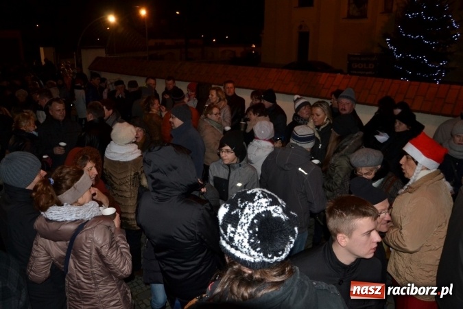 Zdjęcie w galerii na portalu naszraciborz.pl: Tworków: Weihnachtsmarkt z kolorowymi fajerwerkami wiadomości z regionu